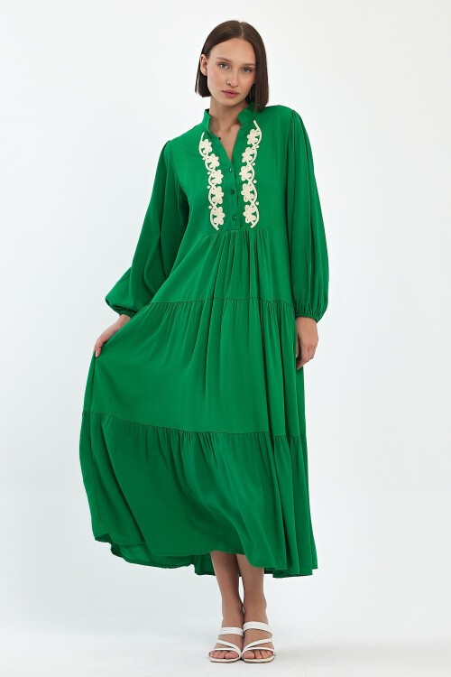 952 Yeşil Beyaz Nakışlı Hakim Yaka Viskon Elbise