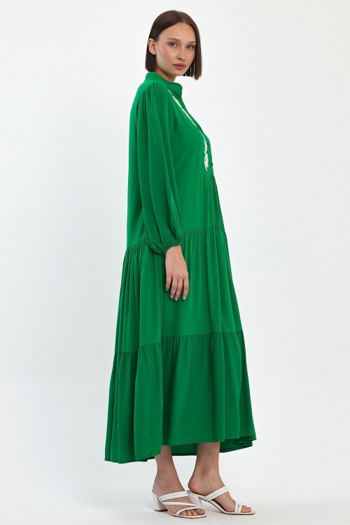 952 Yeşil Beyaz Nakışlı Hakim Yaka Viskon Elbise