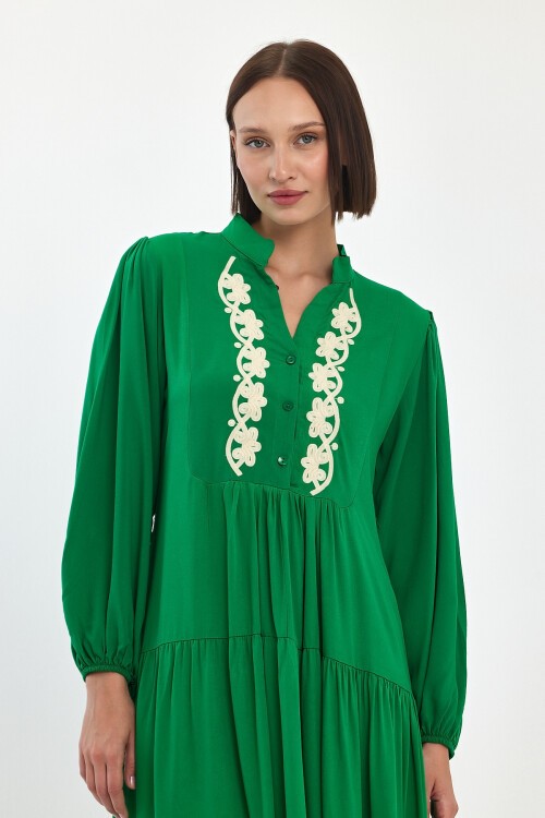 952 Yeşil Beyaz Nakışlı Hakim Yaka Viskon Elbise