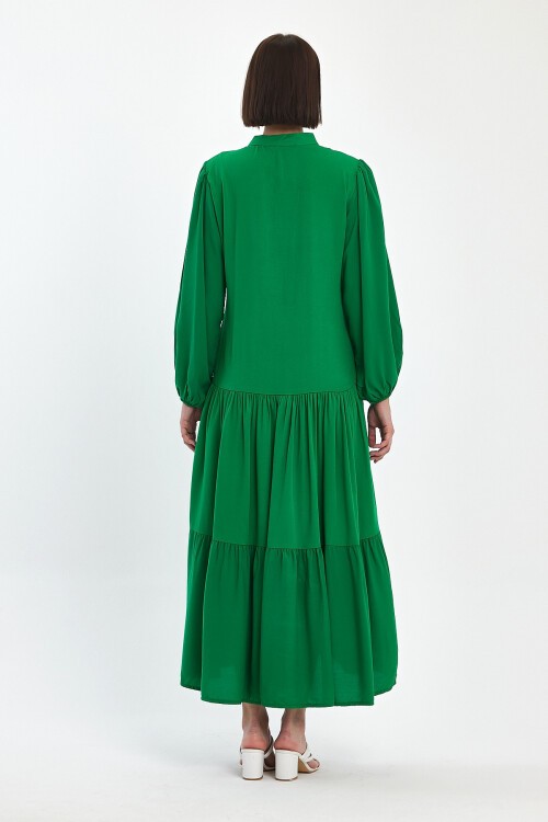 952 Yeşil Beyaz Nakışlı Hakim Yaka Viskon Elbise