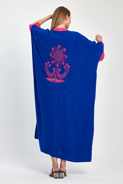 957 Saks Mavi Pembe Yarım Kapamalı Sırt Nakış Detaylı Büyük Beden Viskon Elbise