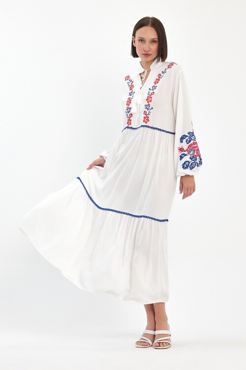 967 Beyaz Çiçek Nakışlı Fisto Detaylı Hakim Yaka Viskon Elbise