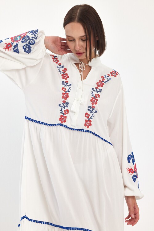 967 Beyaz Çiçek Nakışlı Fisto Detaylı Hakim Yaka Viskon Elbise