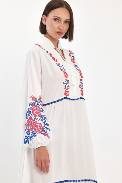 967 Beyaz Çiçek Nakışlı Fisto Detaylı Hakim Yaka Viskon Elbise