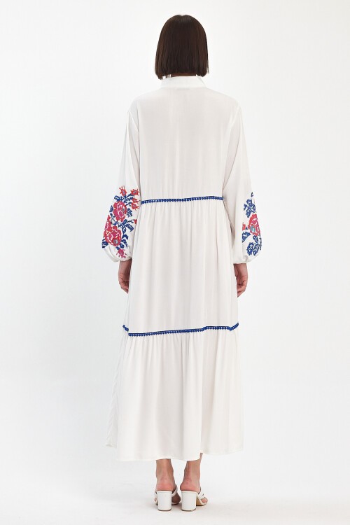 967 Beyaz Çiçek Nakışlı Fisto Detaylı Hakim Yaka Viskon Elbise