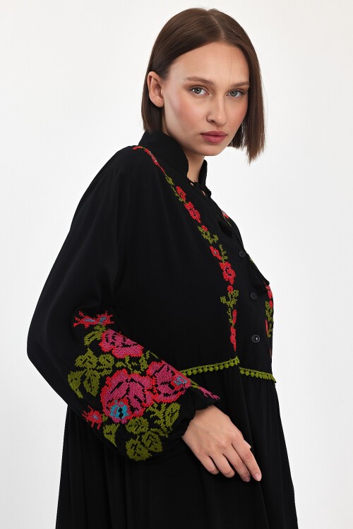 967 Siyah Çiçek Nakışlı Fisto Detaylı Hakim Yaka Viskon Elbise