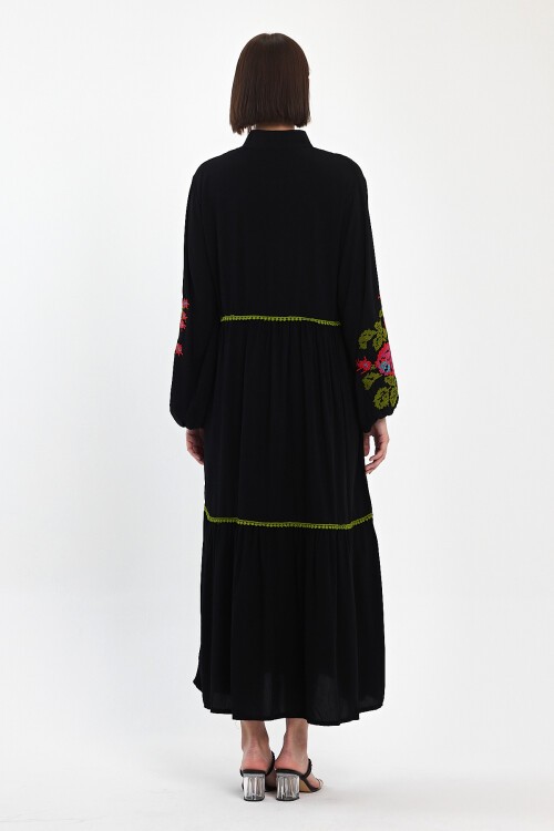 967 Siyah Çiçek Nakışlı Fisto Detaylı Hakim Yaka Viskon Elbise