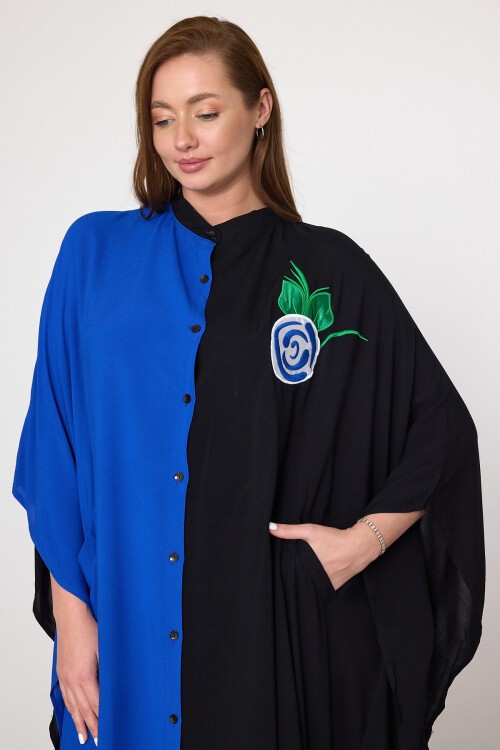 994 Siyah Saks Mavi Sırt Nakış Detaylı Büyük Beden Gömlek Elbise