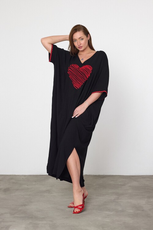 V034 Siyah Kadın V Yaka Kalp Nakış Detaylı Büyük Beden Elbise