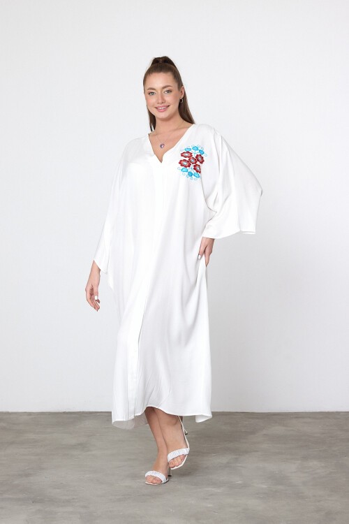 V038 Beyaz Çiçek Nakışlı Büyük Beden Gömlek Elbise