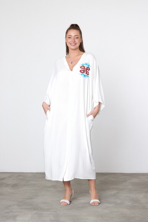 V038 Beyaz Çiçek Nakışlı Büyük Beden Gömlek Elbise