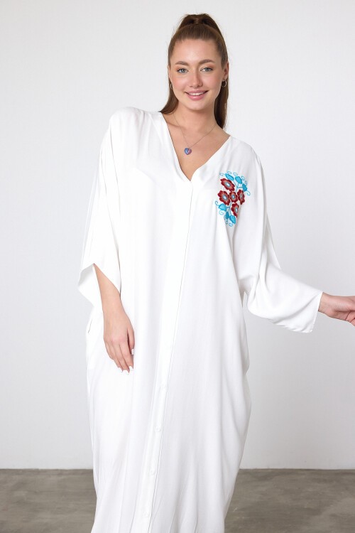 V038 Beyaz Çiçek Nakışlı Büyük Beden Gömlek Elbise