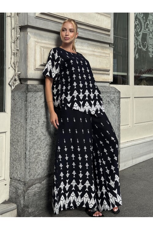 V201 Siyah Beyaz Balık Desenli Kısa Kol Bluz Pantolon Takım