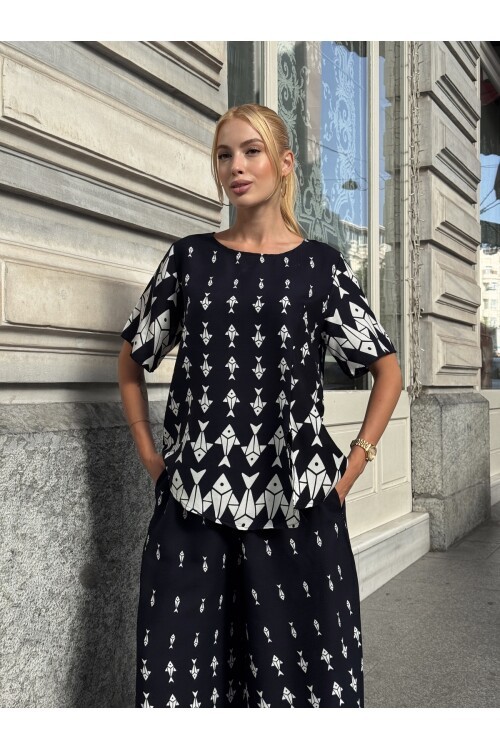 V201 Siyah Beyaz Balık Desenli Kısa Kol Bluz Pantolon Takım