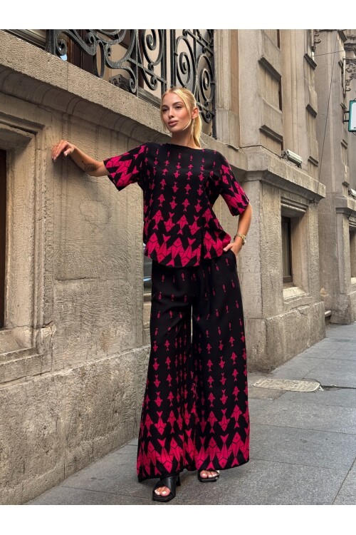 V201 Siyah Fuşya Balık Desenli Kısa Kol Bluz Pantolon Takım