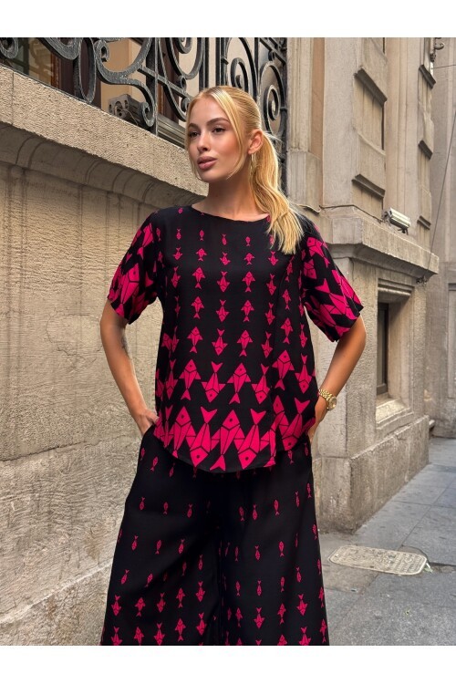 V201 Siyah Fuşya Balık Desenli Kısa Kol Bluz Pantolon Takım