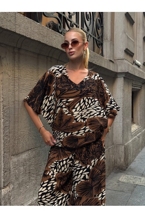 V205 Kahve Floral Desen Kısa Kol Bluz Pantolon Takım