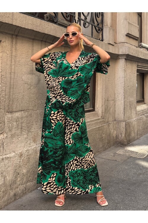 V205 Zümrüt Yeşil Floral Desen Kısa Kol Bluz Pantolon Takım