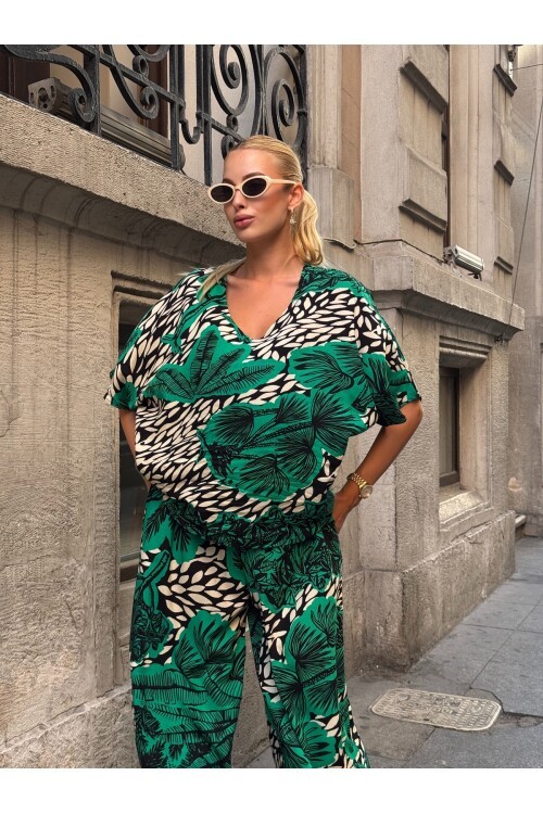 V205 Zümrüt Yeşil Floral Desen Kısa Kol Bluz Pantolon Takım