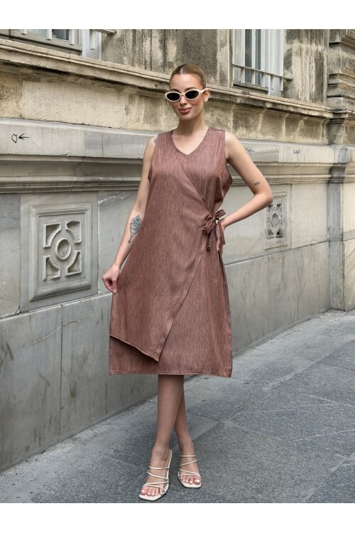 V445 Kahverengi Sıfır Kol Yandan Bağlamalı Tensel Elbise