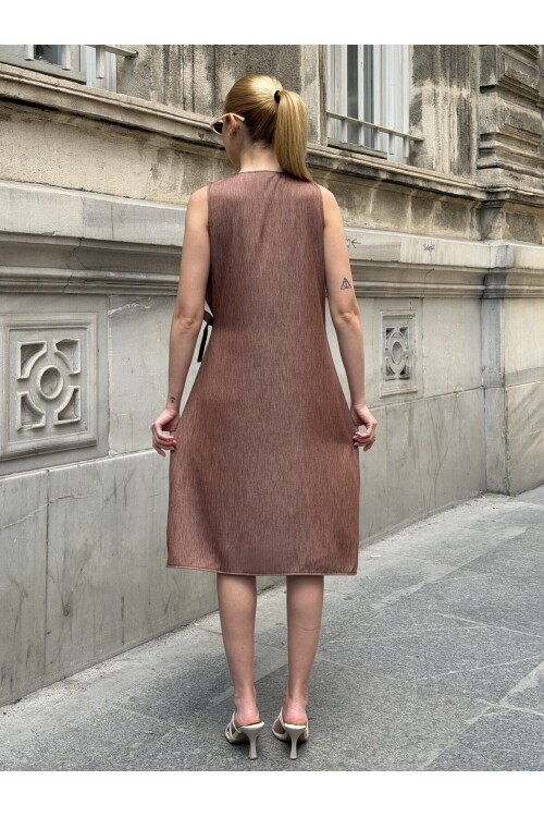 V445 Kahverengi Sıfır Kol Yandan Bağlamalı Tensel Elbise