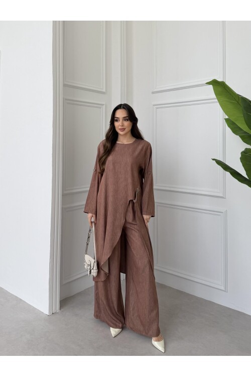 V444 Koyukahve Önden Yırtmaçlı Düğme Detaylı Tensel Takım