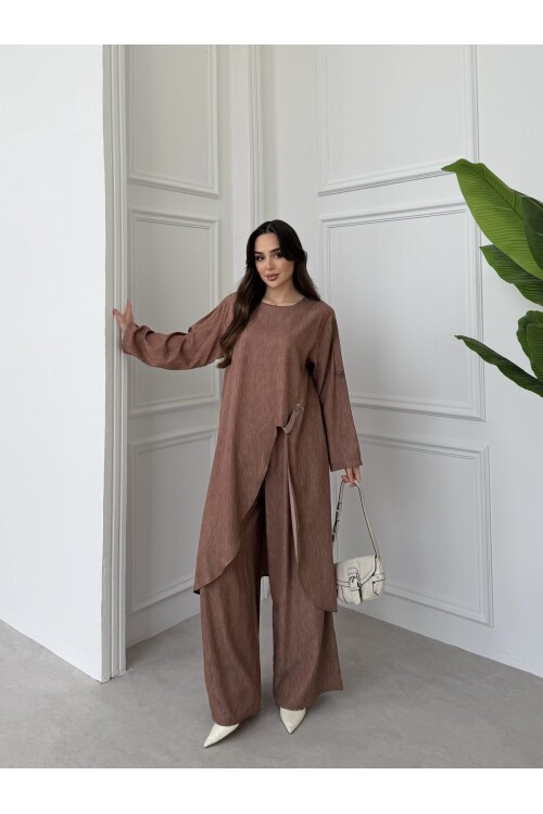 V444 Koyukahve Önden Yırtmaçlı Düğme Detaylı Tensel Takım