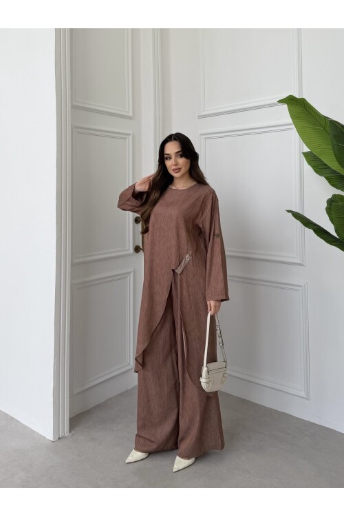 V444 Koyukahve Önden Yırtmaçlı Düğme Detaylı Tensel Takım