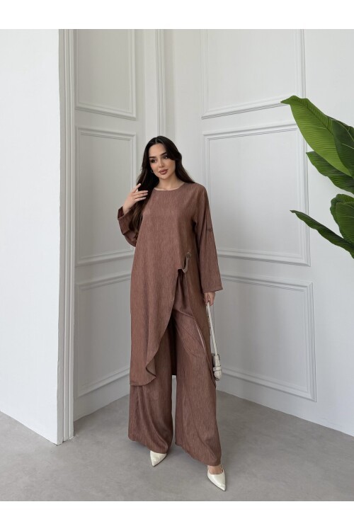 V444 Koyukahve Önden Yırtmaçlı Düğme Detaylı Tensel Takım