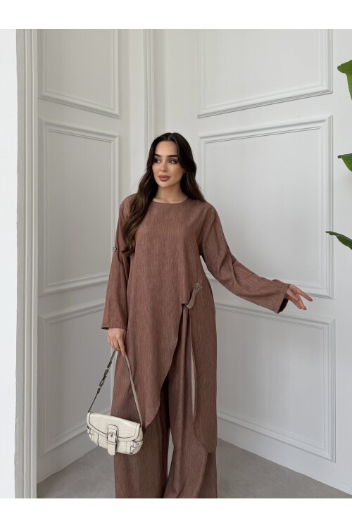 V444 Koyukahve Önden Yırtmaçlı Düğme Detaylı Tensel Takım