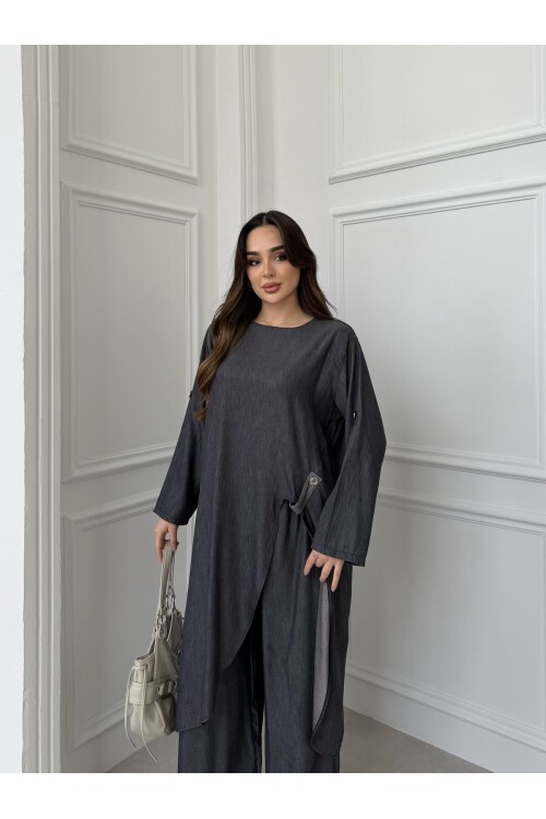 V444 Siyah Önden Yırtmaçlı Düğme Detaylı Tensel Takım