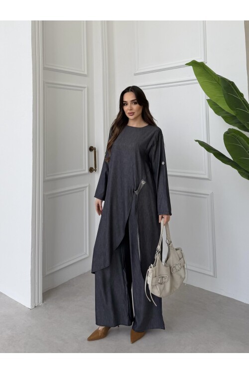 V444 Siyah Önden Yırtmaçlı Düğme Detaylı Tensel Takım