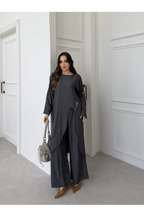 V444 Siyah Önden Yırtmaçlı Düğme Detaylı Tensel Takım