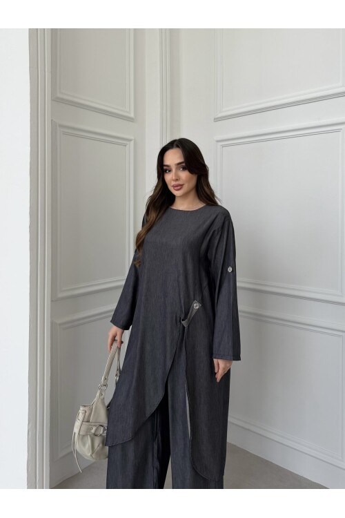 V444 Siyah Önden Yırtmaçlı Düğme Detaylı Tensel Takım
