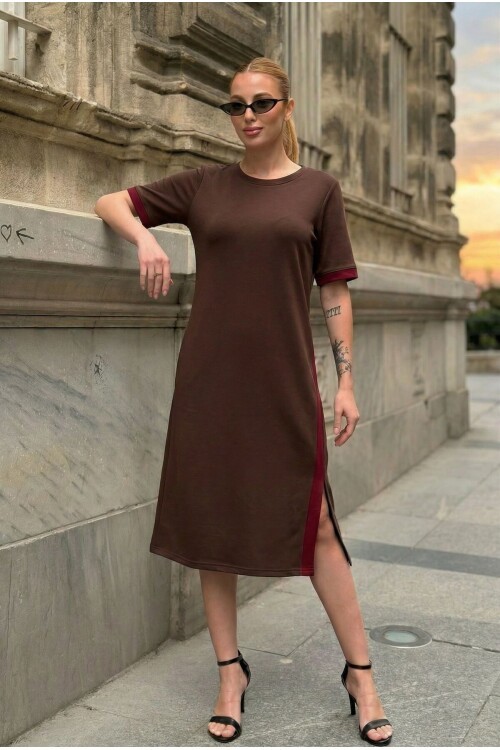 V508 Kahverengi Kırmızı Şeritli Yırtmaç Detaylı Oysho Elbise