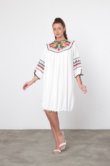 1001 Beyaz Otantik Nakışlı Ponpon Detaylı Viskon Elbise