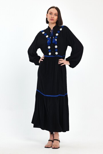 1004 Siyah Nakışlı Fisto Detaylı Hakim Yaka Viskon Elbise