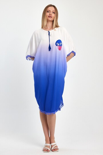 1014 Beyaz Mavi Nakış Detaylı Ponpon Detay Kısa Viskon Elbise