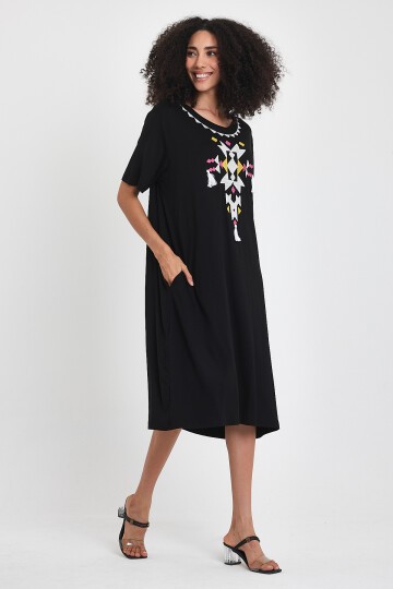 1025 Siyah Beyaz Etnik Nakışlı Penye Viskon Elbise