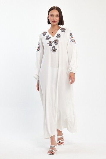 1044 Beyaz Kadın V Yaka Nakış Detaylı Balon Kol Uzun Viskon Elbise