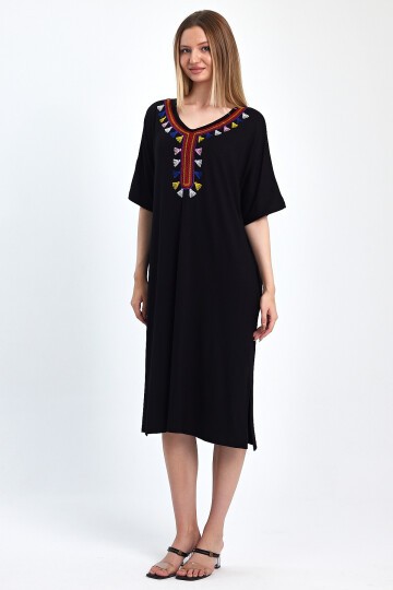 1053 Siyah Nakış Detaylı Oval Yaka Penye Viskon Elbise