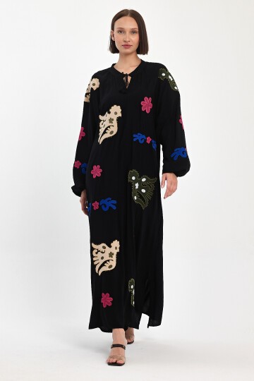 915 Siyah Kadın Bisiklet Yaka Bağcıklı Aplike Detaylı Uzun Viskon Elbise