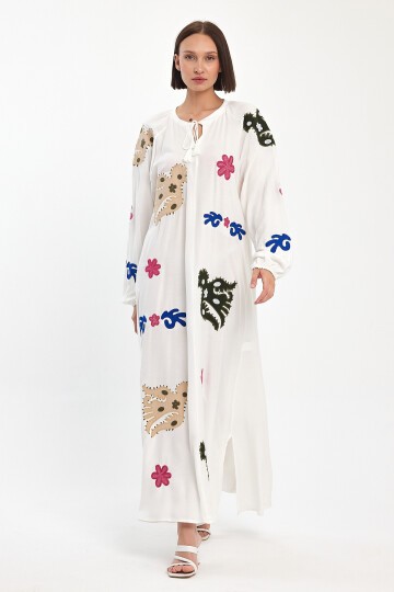 915 Beyaz Kadın Bisiklet Yaka Bağcıklı Aplike Detaylı Uzun Viskon Elbise