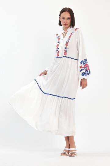 967 Beyaz Çiçek Nakışlı Fisto Detaylı Hakim Yaka Viskon Elbise