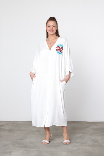 V038 Beyaz Çiçek Nakışlı Büyük Beden Gömlek Elbise