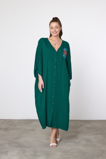 V038 Zümrüt Yeşili Çiçek Nakışlı Büyük Beden Gömlek Elbise