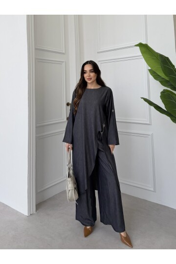 V444 Siyah Önden Yırtmaçlı Düğme Detaylı Tensel Takım