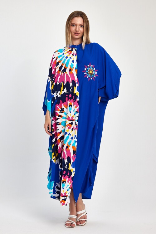 1076 Kadın Hakim Yaka Baskı Ve Nakış Detaylı Cepli Büyük Beden Gömlek Elbise