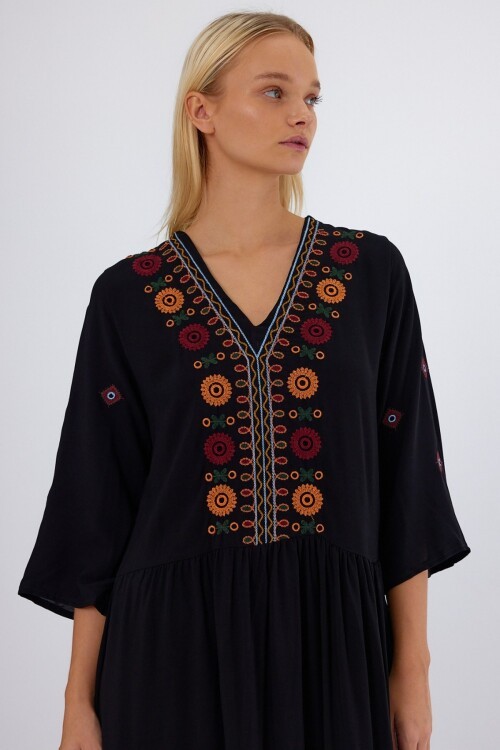 8176 Siyah Çiçek Nakışlı Tessettür Elbise