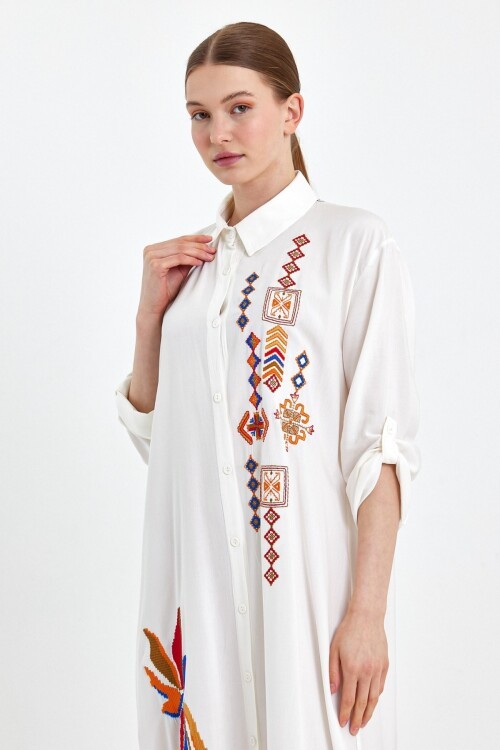 8179 Beyaz Etnik Nakışlı Gömlek Elbise